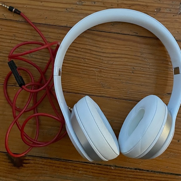 White Beats Solo with case and chord - Picture 3 of 3